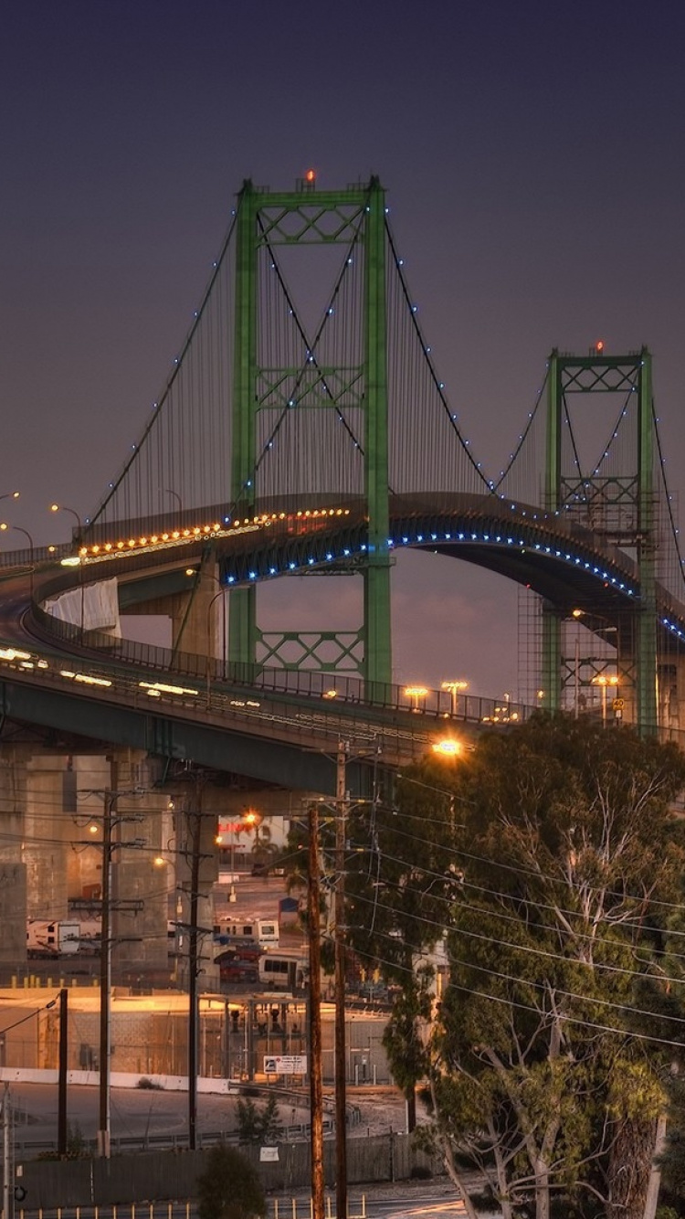 Puente Sobre el Cuerpo de Agua Durante la Noche. Wallpaper in 750x1334 Resolution
