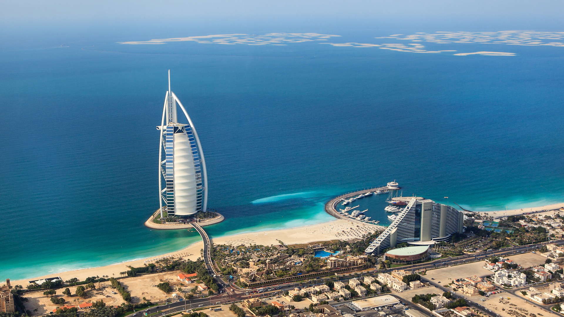 Weißes Und Blaues Gebäude in Der Nähe Eines Gewässers Tagsüber. Wallpaper in 1920x1080 Resolution