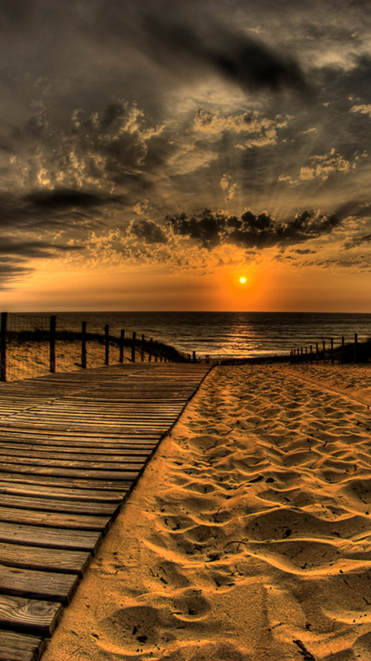 Muelle de Madera Marrón en la Playa Durante la Puesta de Sol. Wallpaper in 750x1334 Resolution