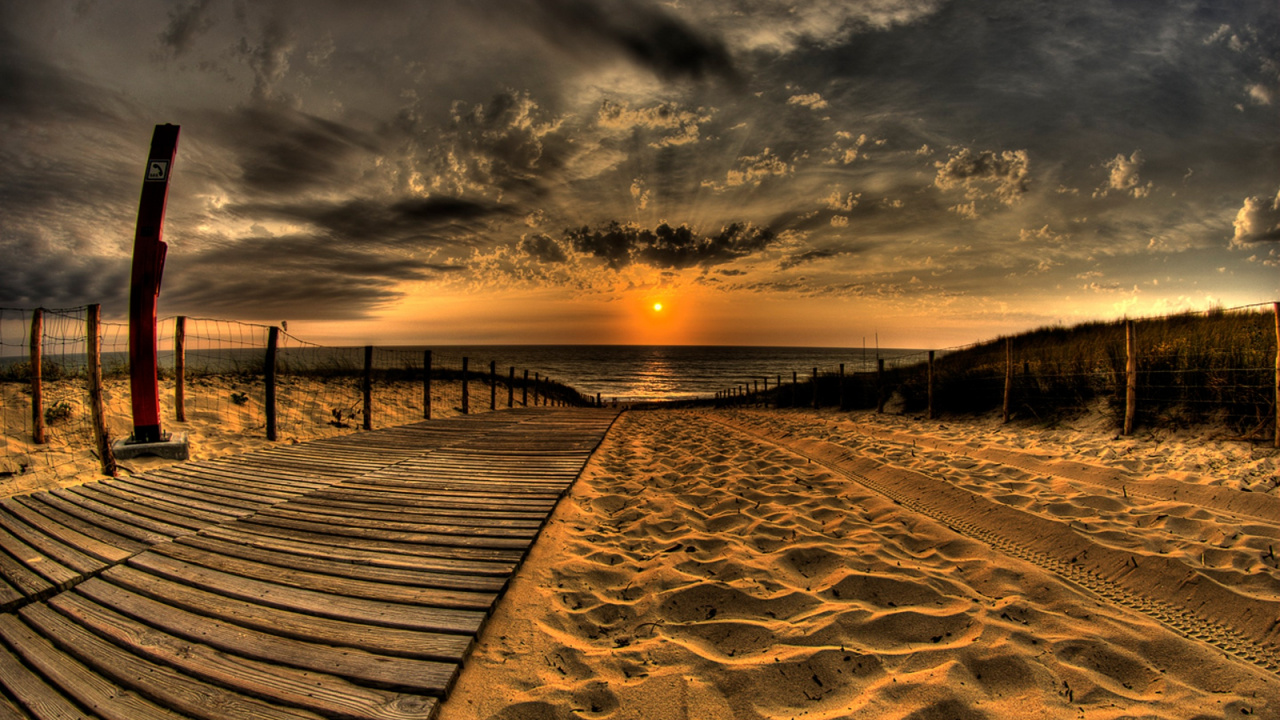 Quai en Bois Brun Sur la Plage Pendant le Coucher du Soleil. Wallpaper in 1280x720 Resolution