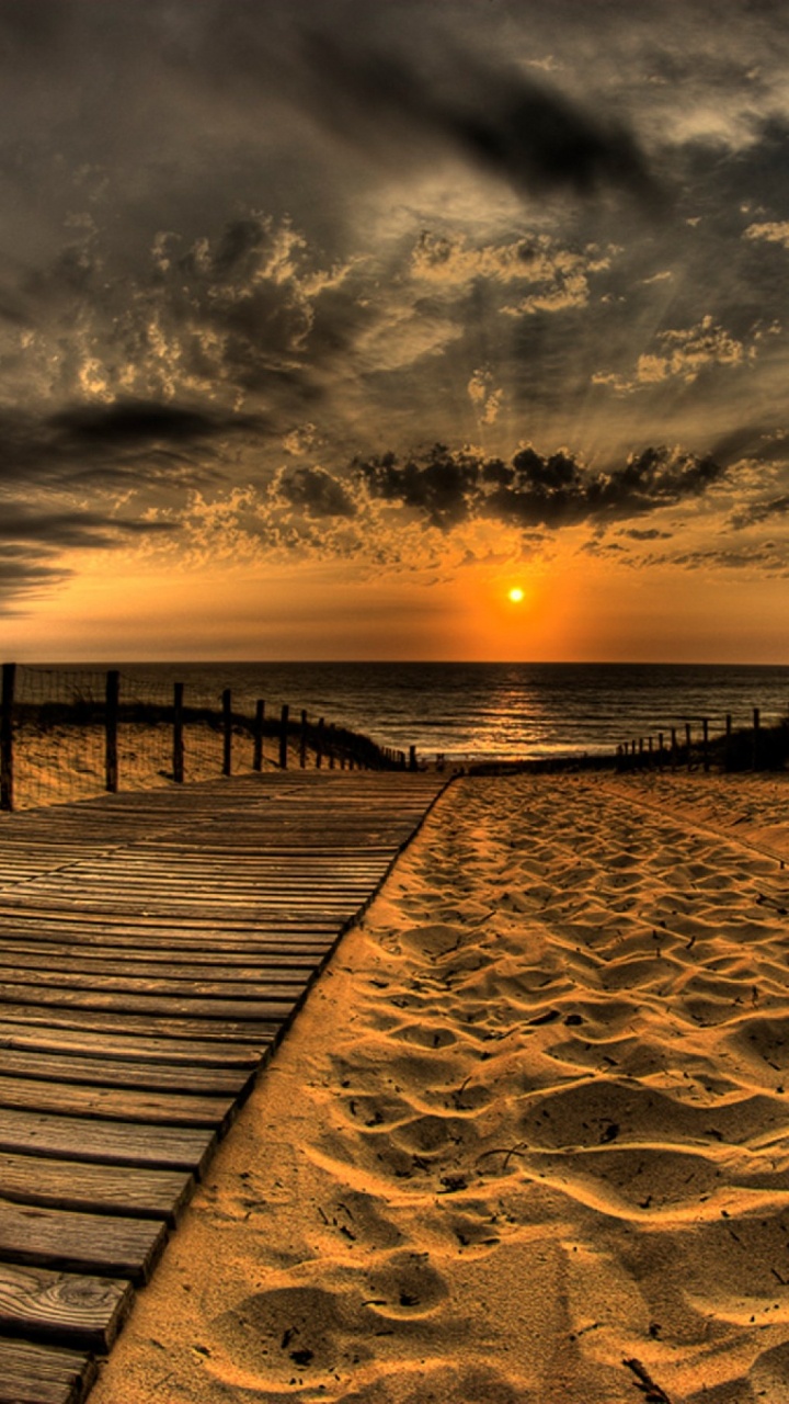 Quai en Bois Brun Sur la Plage Pendant le Coucher du Soleil. Wallpaper in 720x1280 Resolution