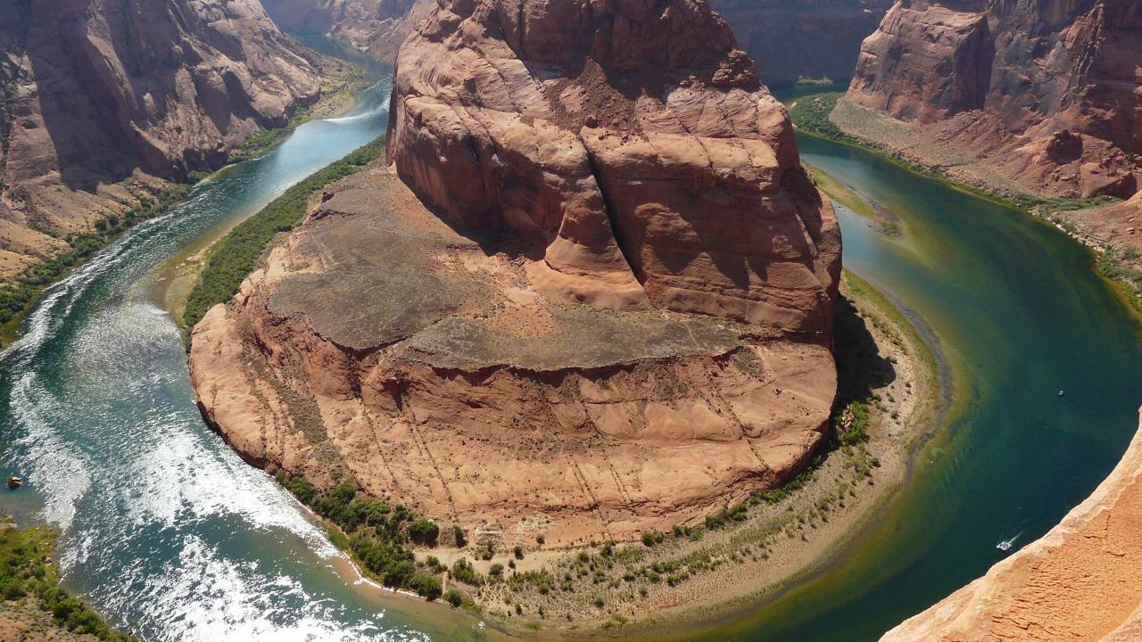 Brown Rock Formation Near Body of Water During Daytime. Wallpaper in 1280x720 Resolution