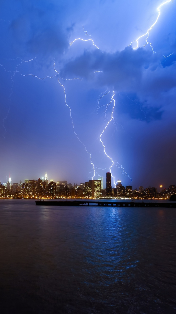 Skyline Der Stadt Über Gewässer Unter Blauem Und Weißem Sonnigem Wolkenhimmel Cloud. Wallpaper in 750x1334 Resolution