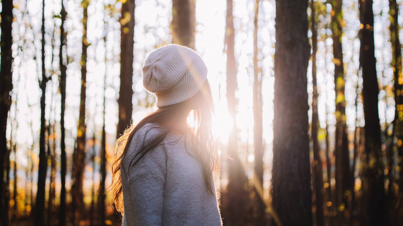 Frau in Weißer Strickmütze Und Grauem Pullover im Wald Tagsüber. Wallpaper in 1366x768 Resolution