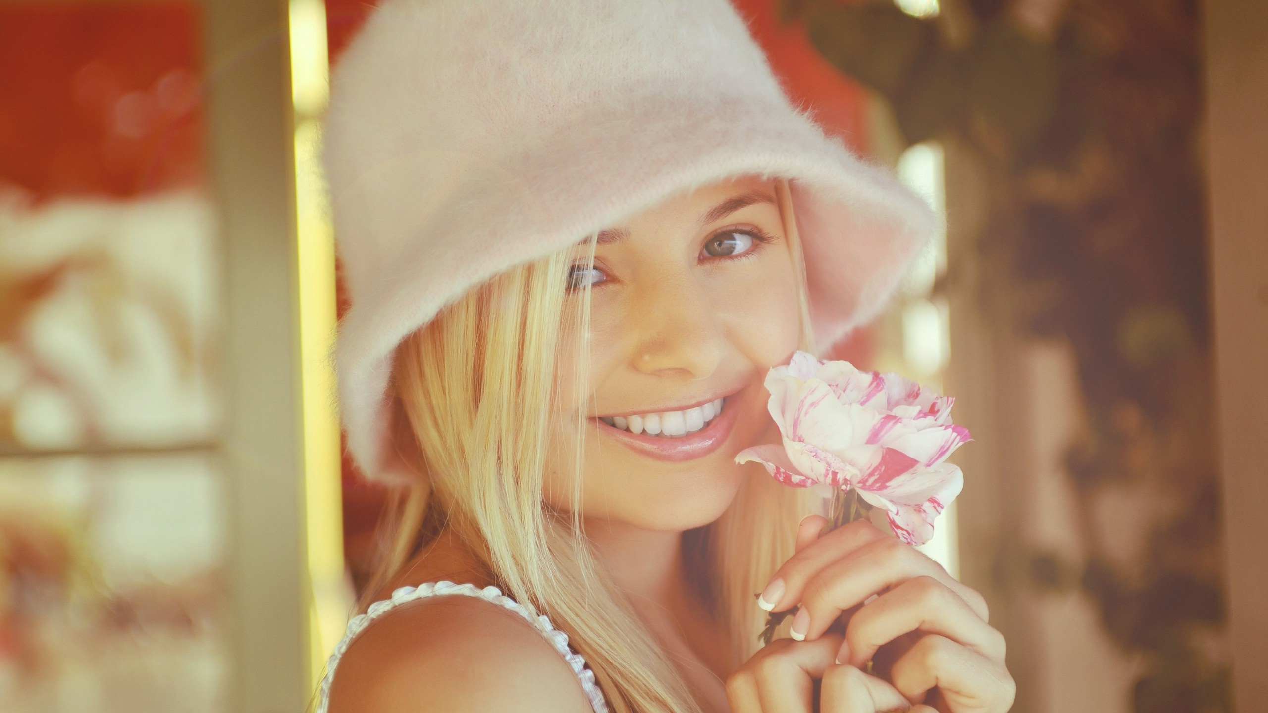 Belleza, Rubia, Rosa, Youtube, Sica. Wallpaper in 2560x1440 Resolution