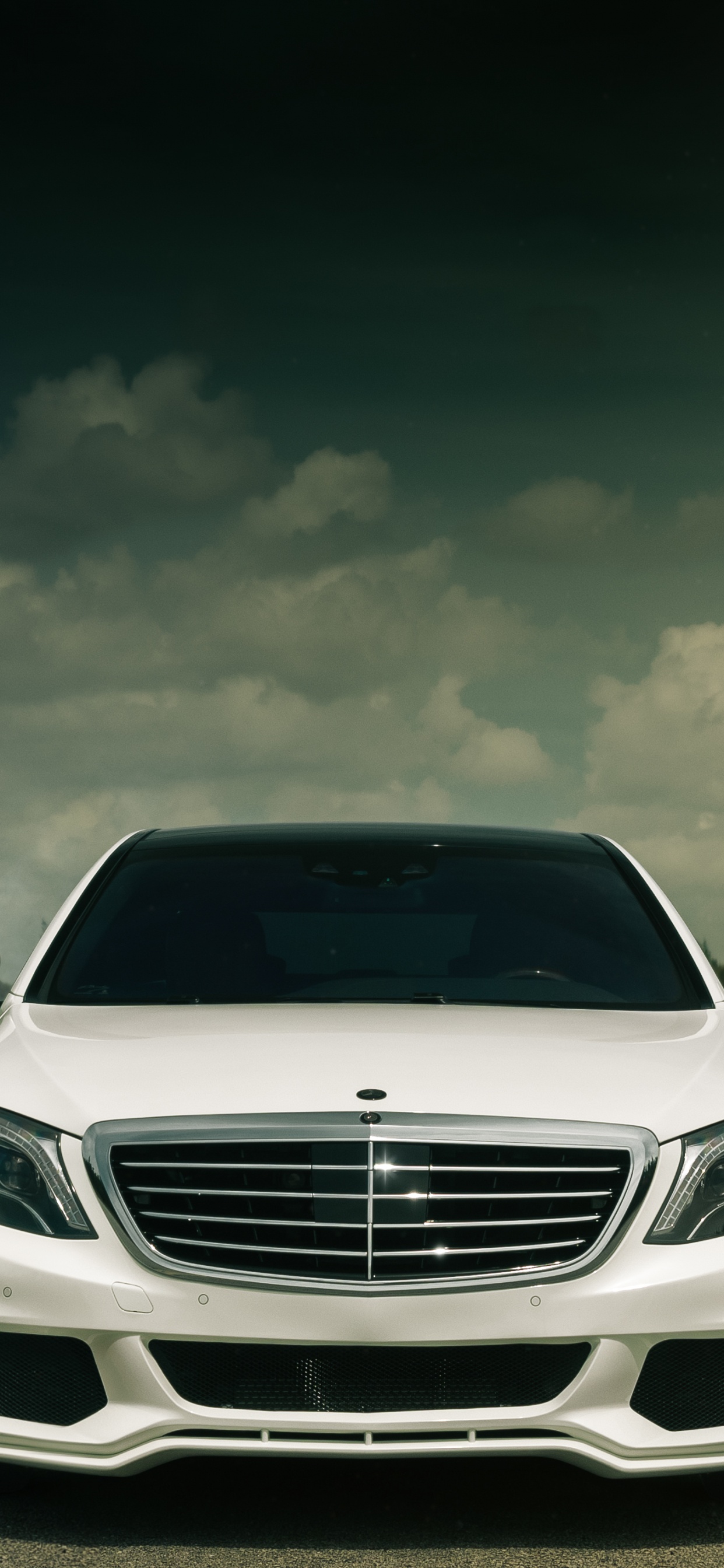 Coche Mercedes Benz Blanco en la Carretera Durante la Noche. Wallpaper in 1242x2688 Resolution