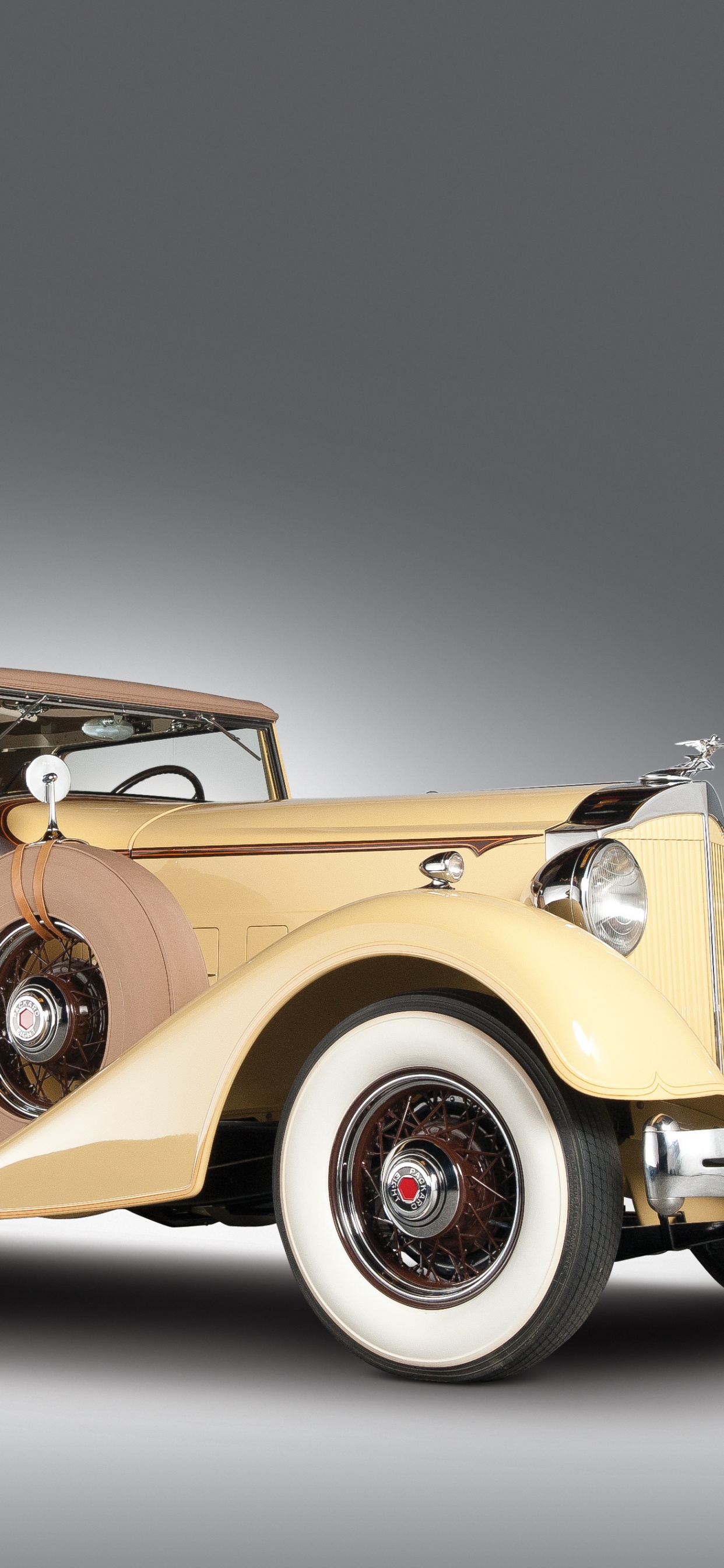 Voiture Vintage Jaune Sur Fond Blanc. Wallpaper in 1242x2688 Resolution