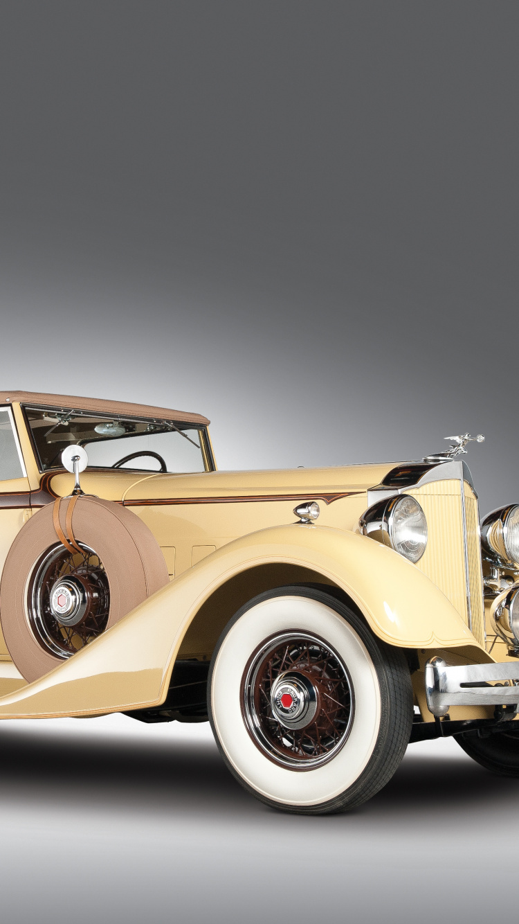 Voiture Vintage Jaune Sur Fond Blanc. Wallpaper in 750x1334 Resolution