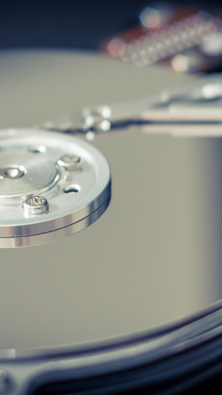 Tocadiscos de Vinilo Plateado Con Disco de Vinilo. Wallpaper in 750x1334 Resolution
