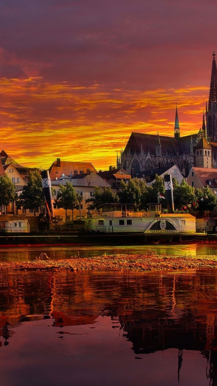 Weißes Und Braunes Betongebäude in Der Nähe Eines Gewässers Bei Sonnenuntergang. Wallpaper in 750x1334 Resolution