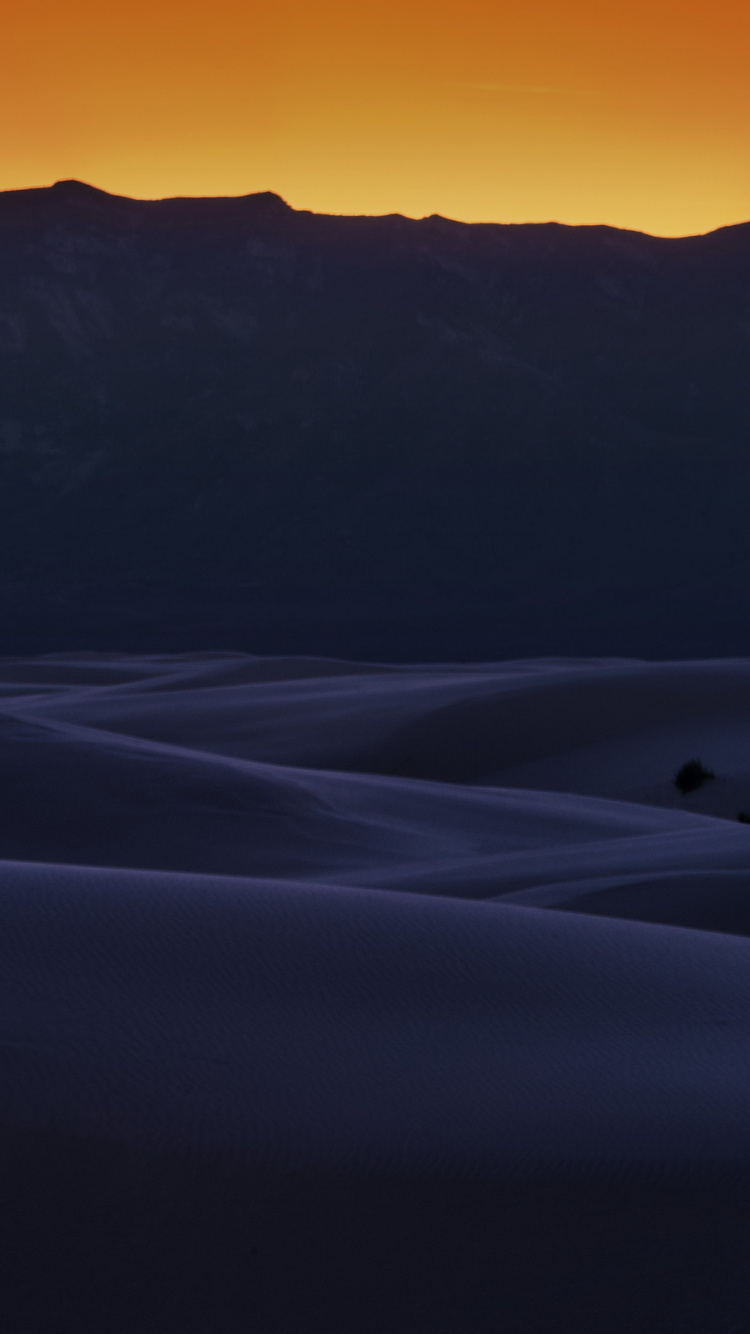 Schneebedeckter Berg Bei Sonnenuntergang. Wallpaper in 750x1334 Resolution