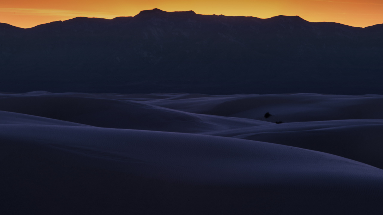 Montagne Couverte de Neige au Coucher du Soleil. Wallpaper in 1280x720 Resolution