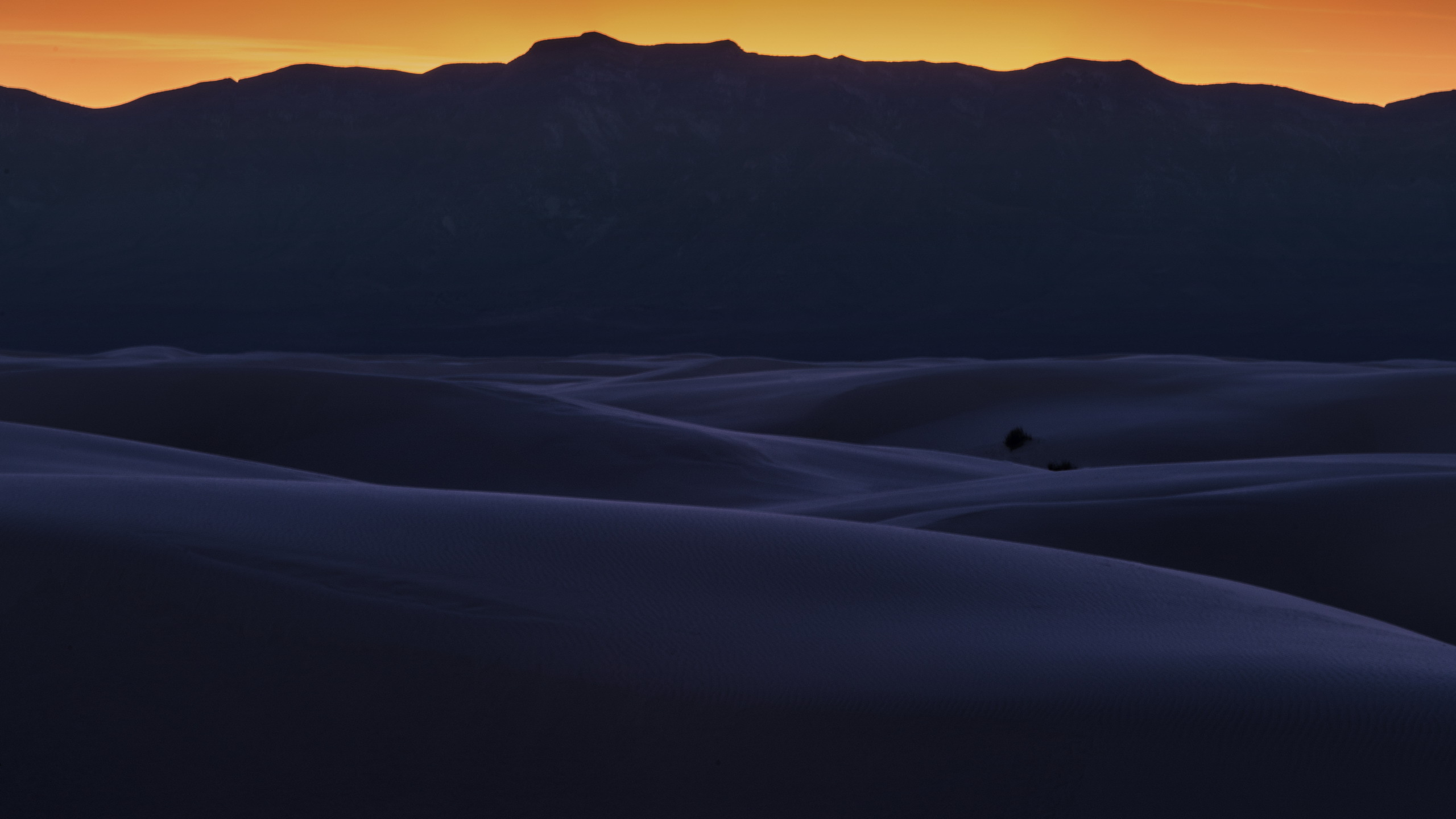 Montagne Couverte de Neige au Coucher du Soleil. Wallpaper in 2560x1440 Resolution