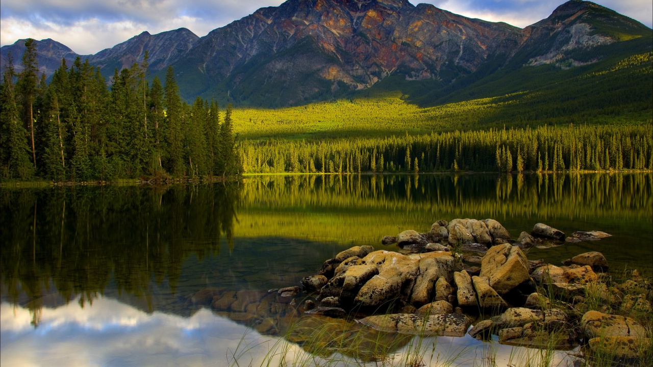 Grüne Bäume in Der Nähe Von See Und Berg Tagsüber. Wallpaper in 1280x720 Resolution