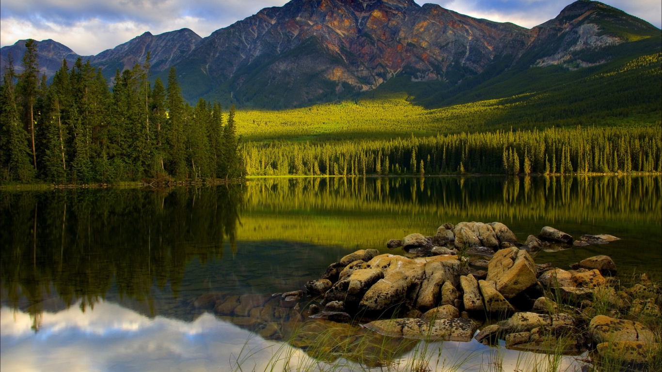 Green Trees Near Lake and Mountain During Daytime. Wallpaper in 1366x768 Resolution