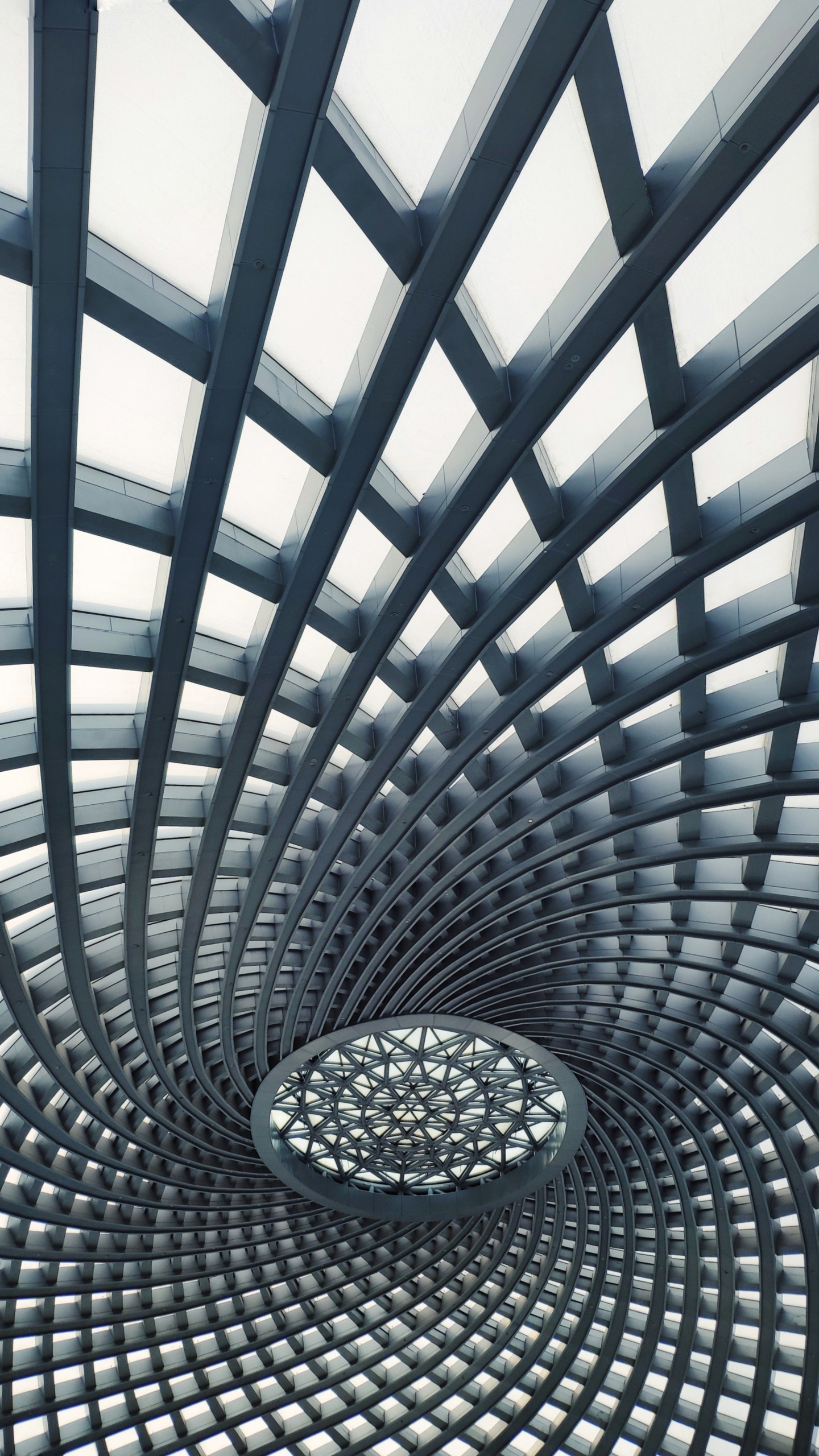 Silberne Runde Deckenlampe Tagsüber Eingeschaltet. Wallpaper in 1440x2560 Resolution