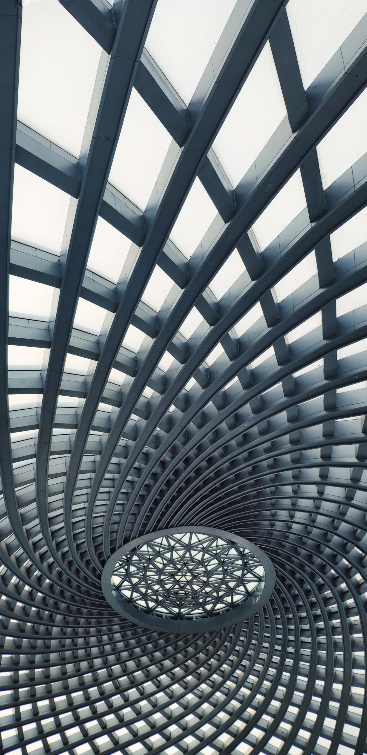 Lámpara de Techo Redonda Plateada Encendida Durante el Día.. Wallpaper in 1440x2960 Resolution