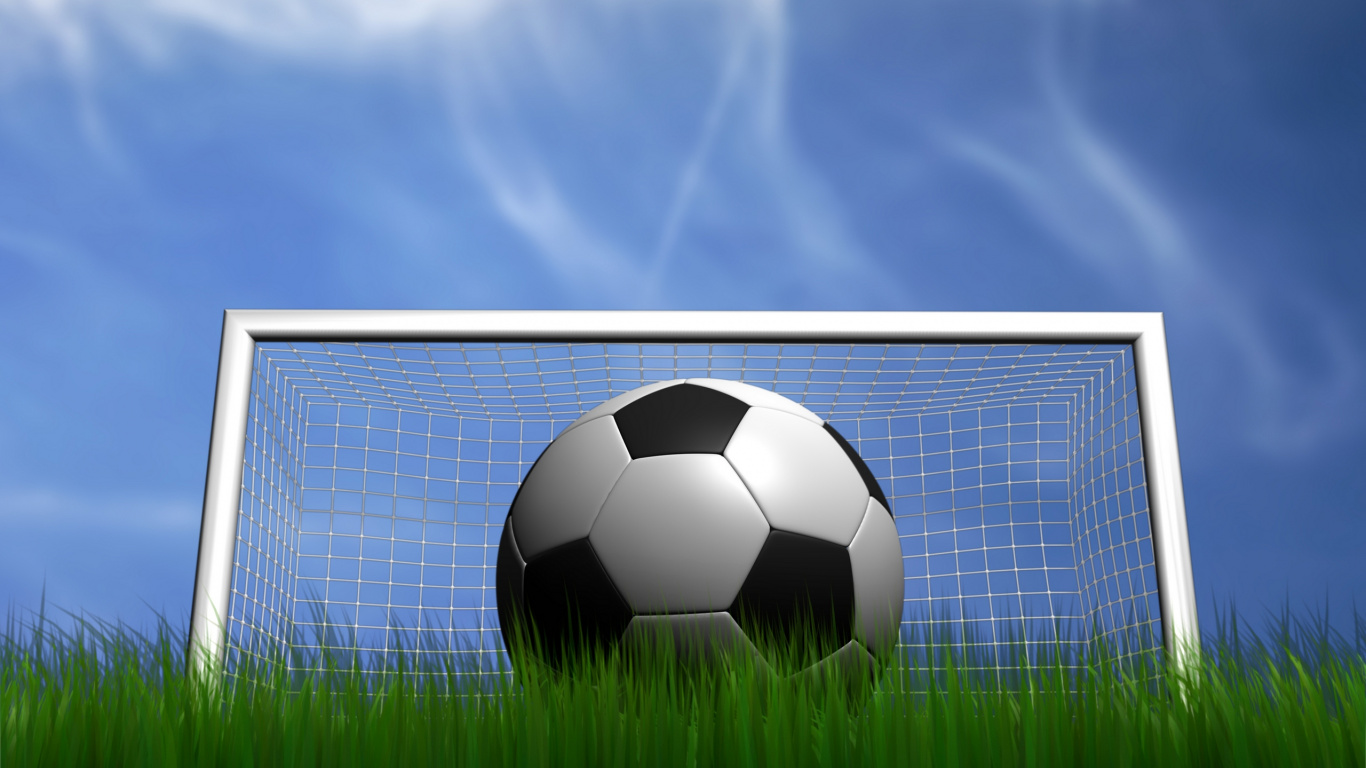 Ballon de Football Blanc et Noir Sur le Terrain D'herbe Verte. Wallpaper in 1366x768 Resolution