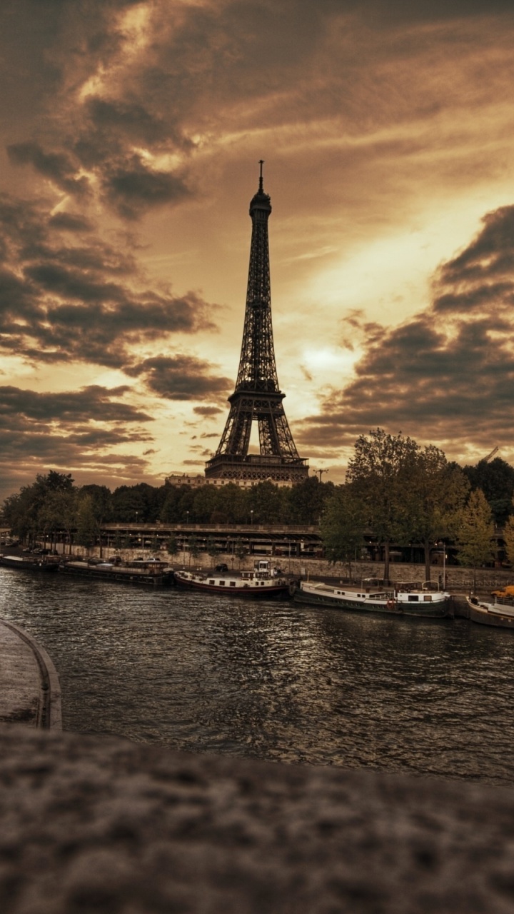 Eiffel Tower Under Cloudy Sky During Daytime. Wallpaper in 720x1280 Resolution