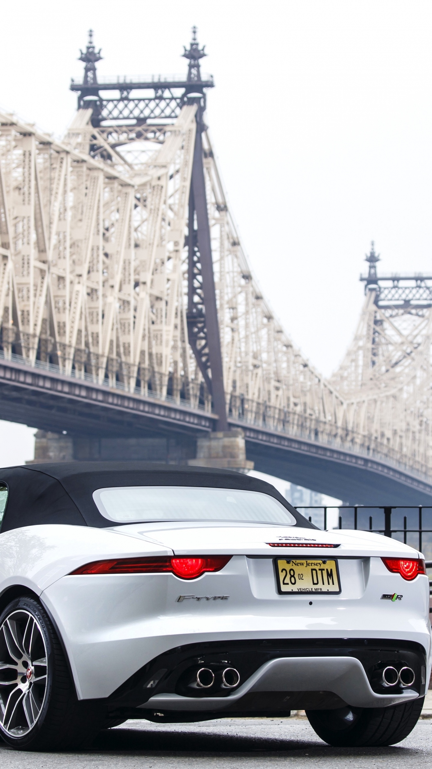 Porsche 911 Blanche Garée Sur le Pont Pendant la Journée. Wallpaper in 1440x2560 Resolution