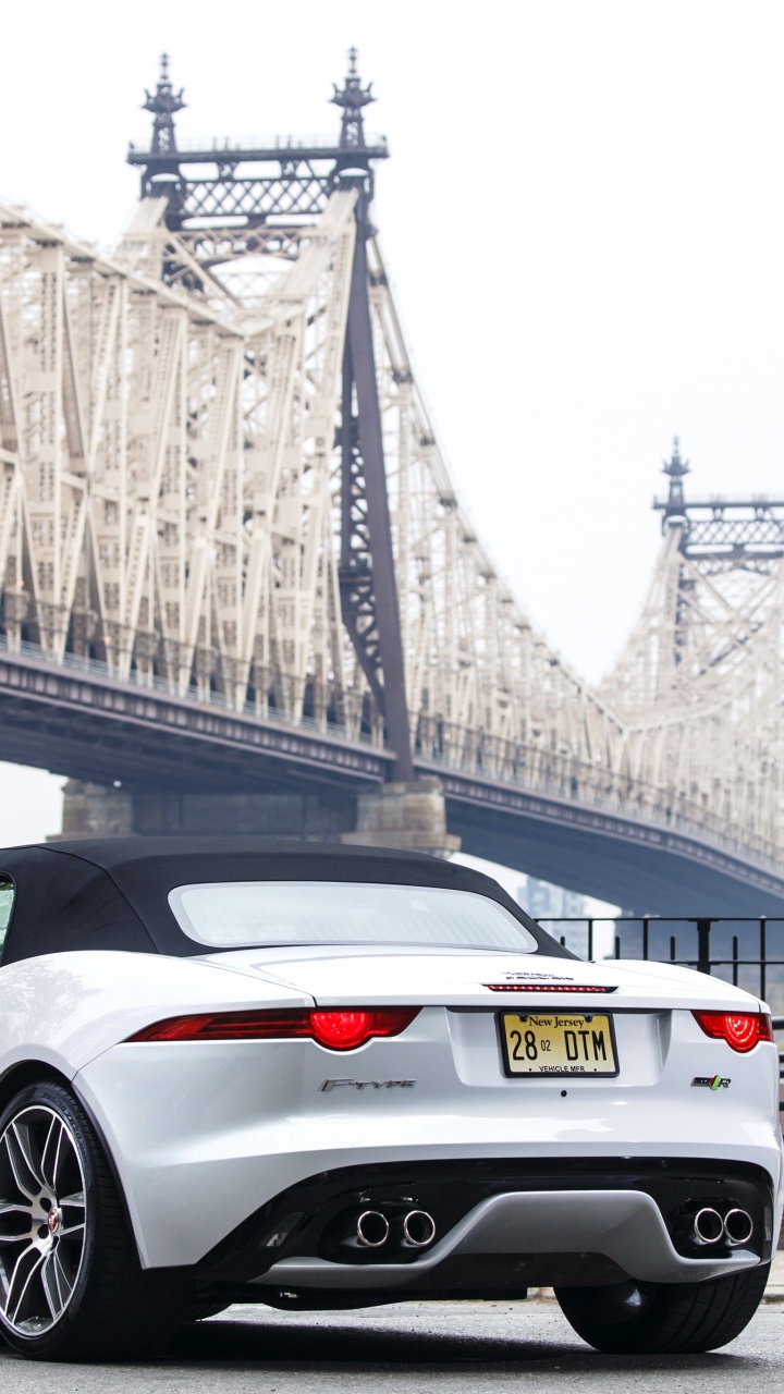 Porsche 911 Blanche Garée Sur le Pont Pendant la Journée. Wallpaper in 720x1280 Resolution