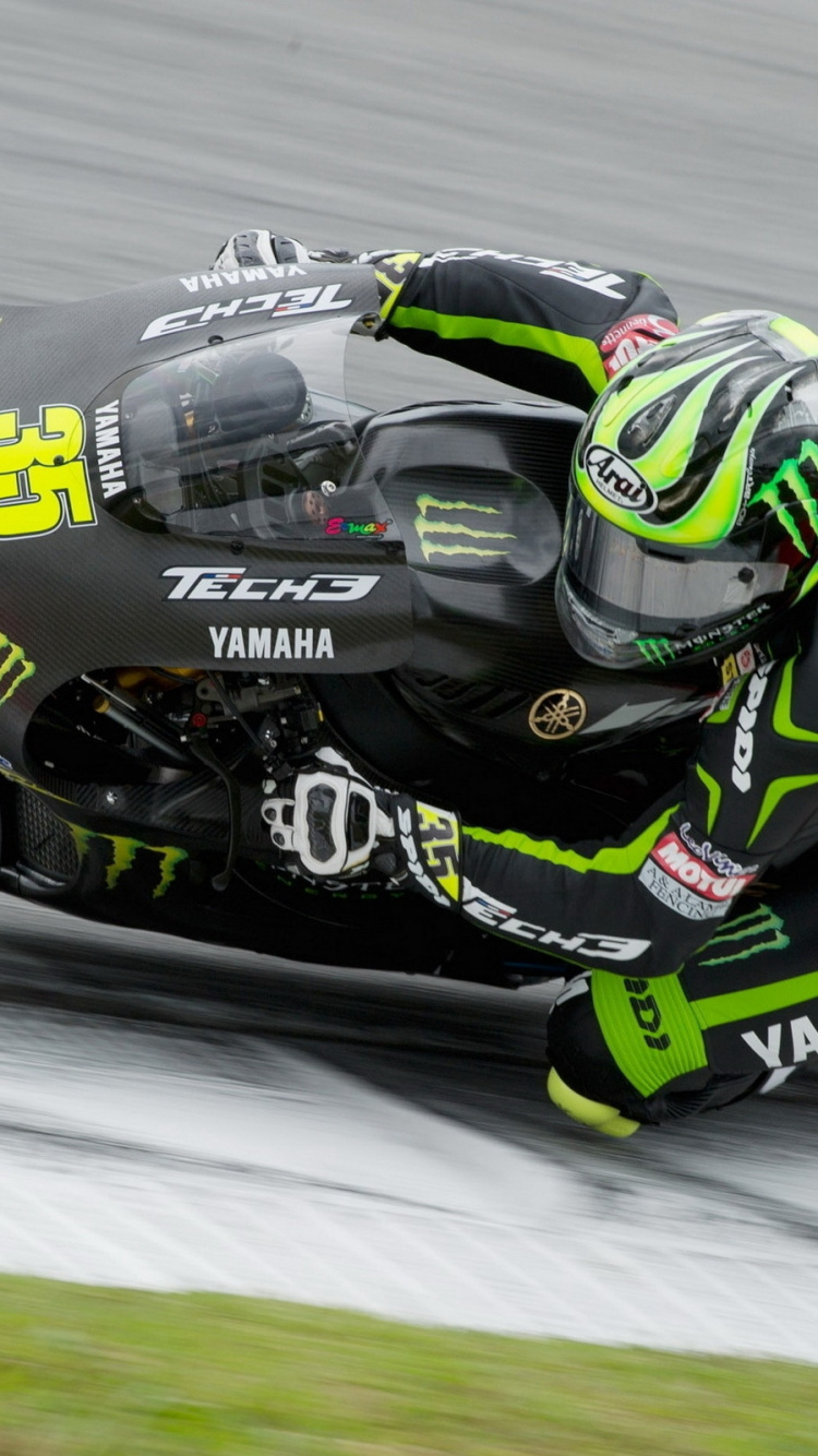 Homme en Costume de Moto Vert et Noir à Cheval Sur un Vélo de Sport Noir et Jaune. Wallpaper in 750x1334 Resolution