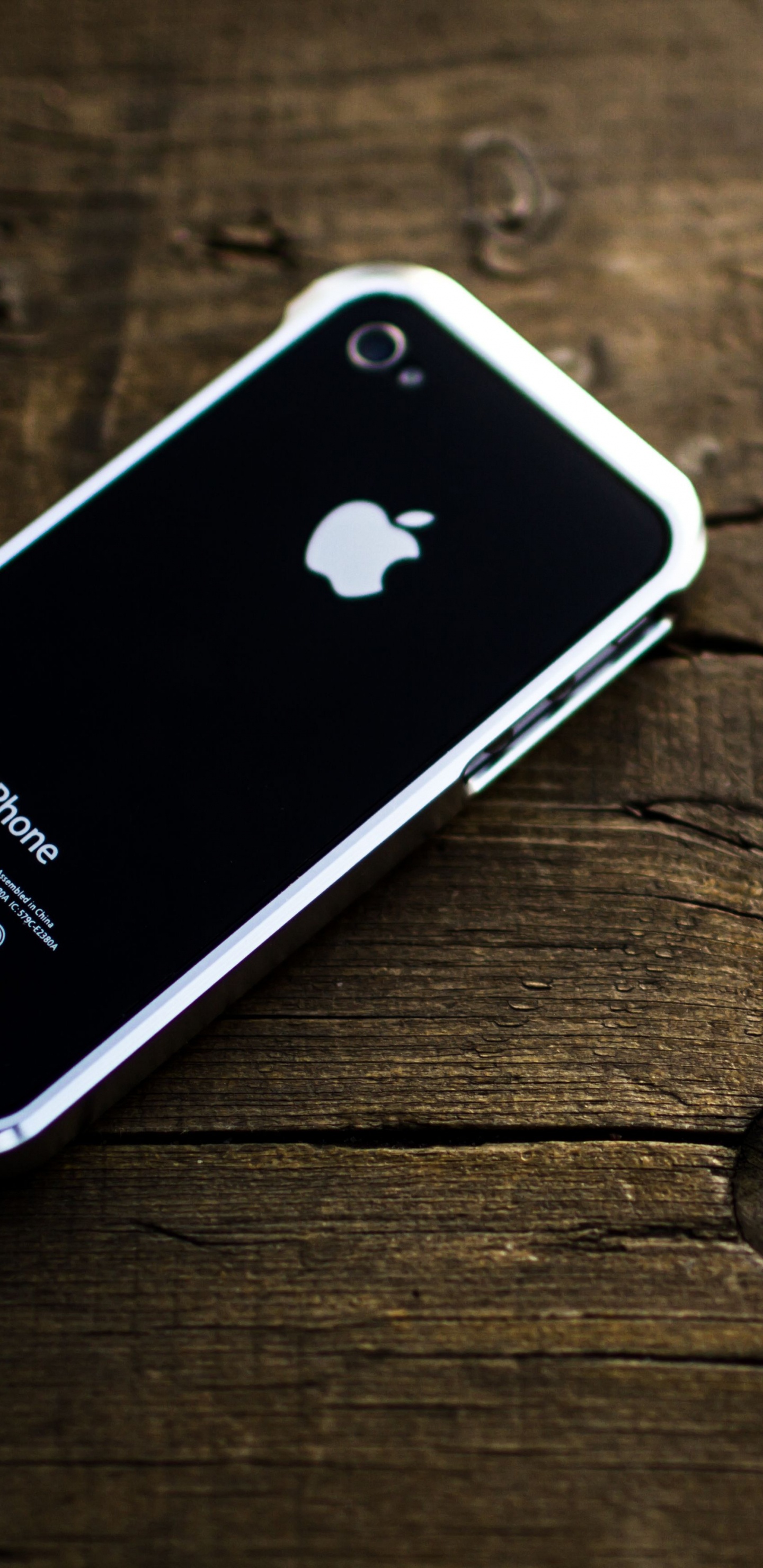 Iphone 4 Noir Sur Table en Bois Marron. Wallpaper in 1440x2960 Resolution