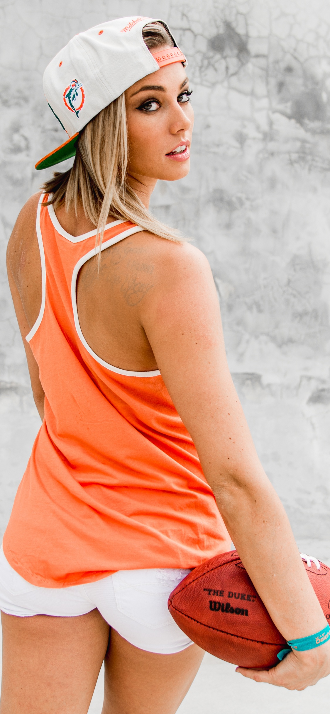 Frau in Rotem Trägershirt Und Weißen Shorts Mit Basketball. Wallpaper in 1125x2436 Resolution