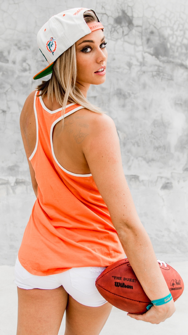 Frau in Rotem Trägershirt Und Weißen Shorts Mit Basketball. Wallpaper in 720x1280 Resolution