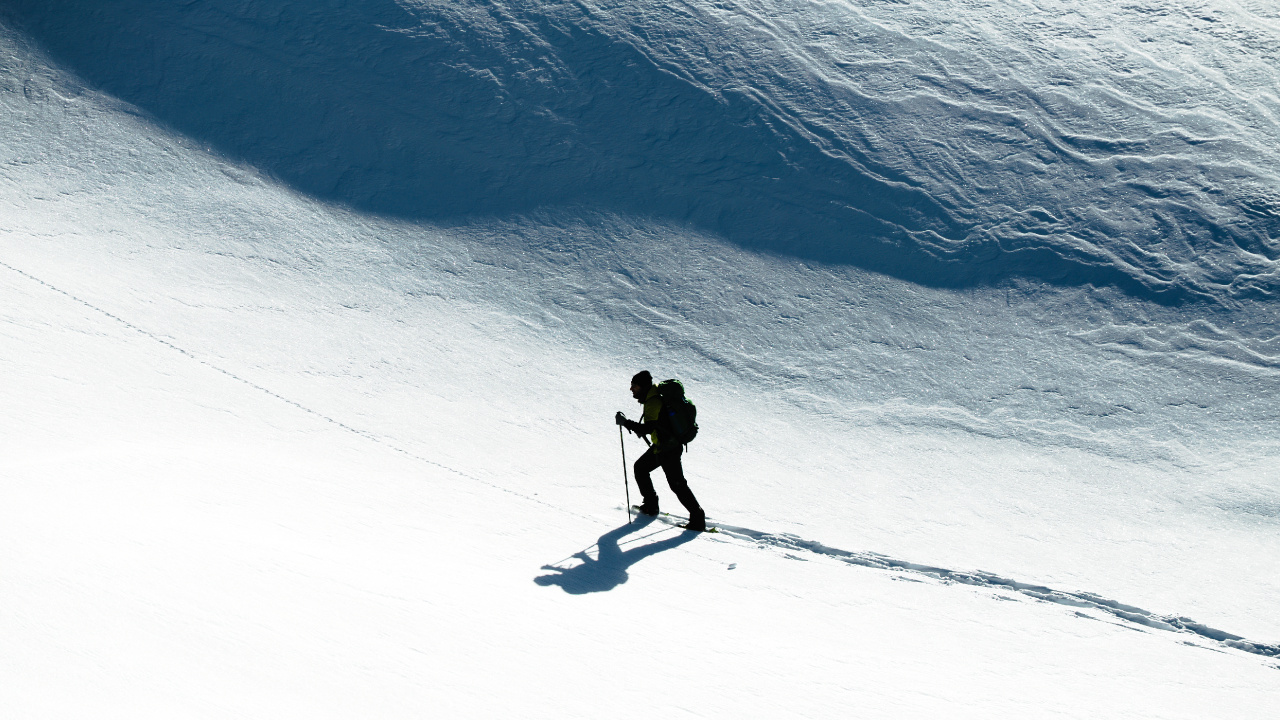 Homme en Veste Noire et Pantalon Équitation Sur Snowboard Pendant la Journée. Wallpaper in 1280x720 Resolution