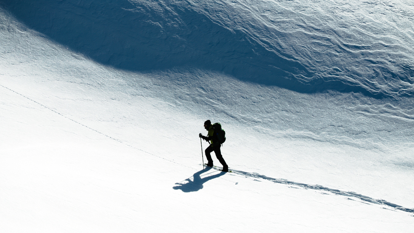 Homme en Veste Noire et Pantalon Équitation Sur Snowboard Pendant la Journée. Wallpaper in 1366x768 Resolution