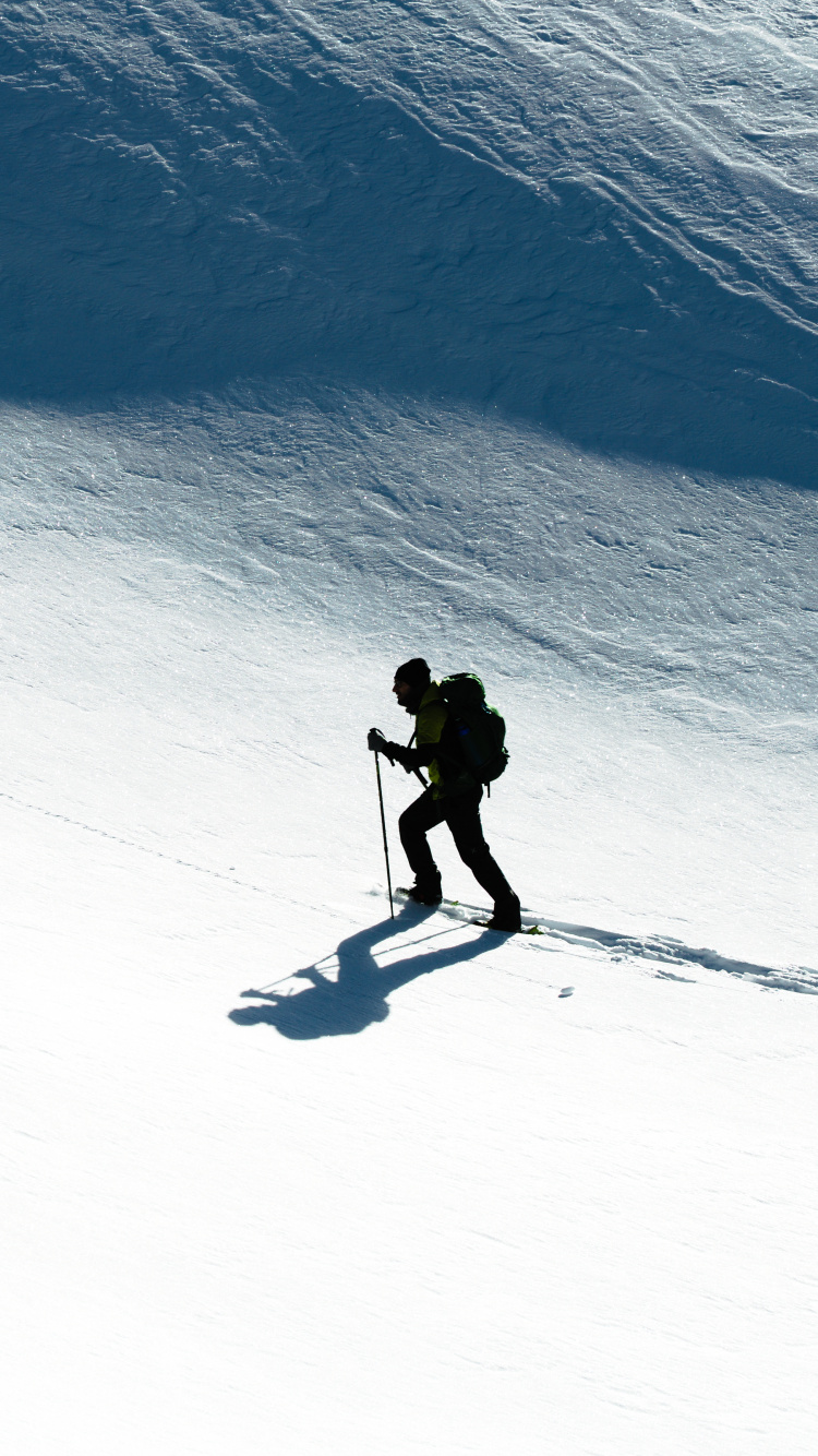 Hombre de Chaqueta Negra y Pantalones Montando en Snowboard Durante el Día. Wallpaper in 750x1334 Resolution