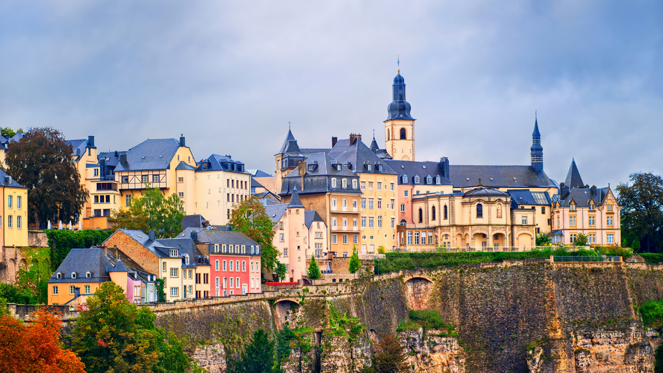 Bâtiment en Béton Blanc et Marron Sur la Colline. Wallpaper in 1366x768 Resolution