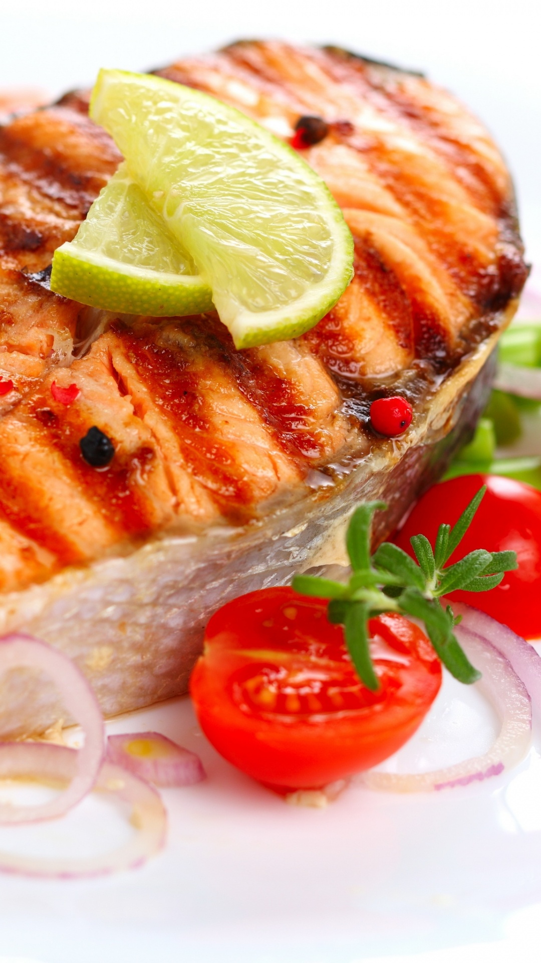 Geschnittenes Brot Mit Geschnittener Zitrone Und Tomate Auf Weißer Keramikplatte. Wallpaper in 1080x1920 Resolution