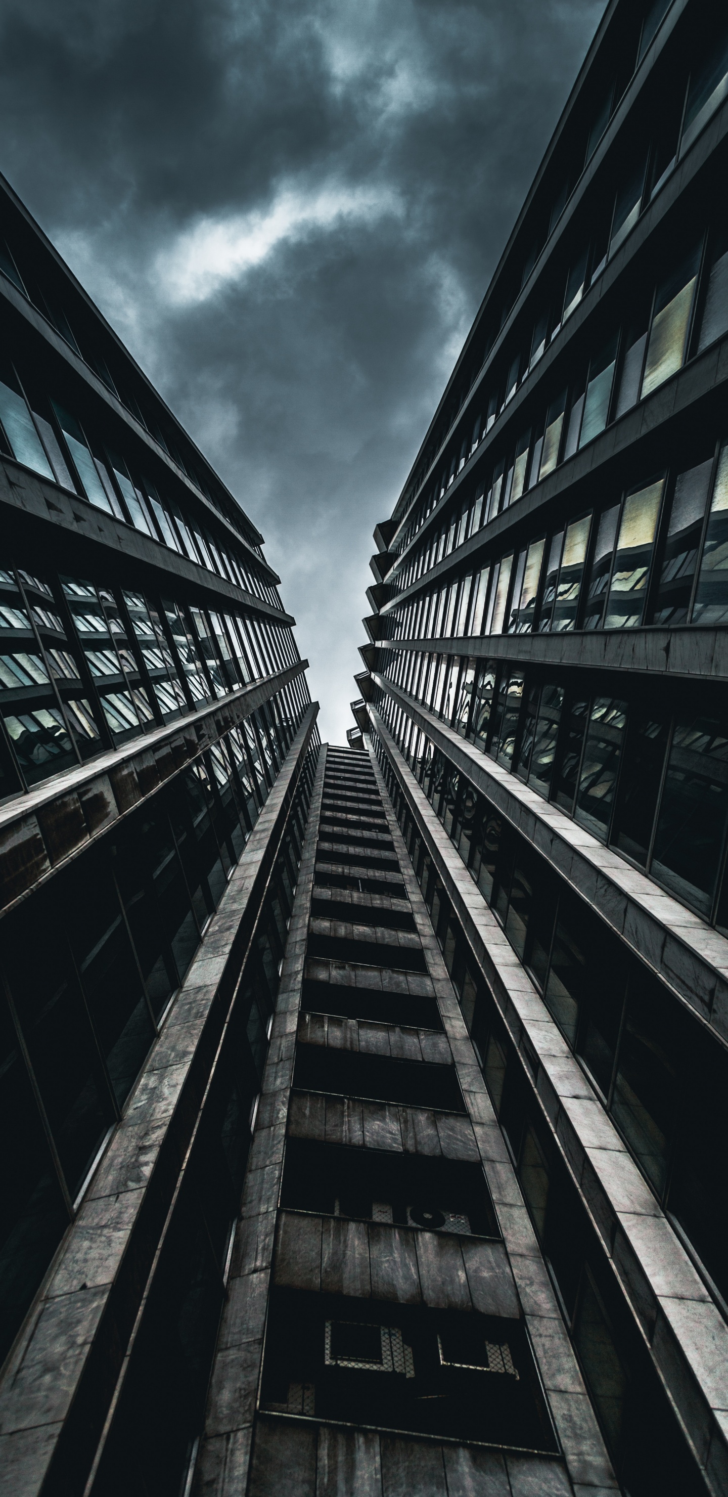 Photo en Niveaux de Gris D'un Rail de Train. Wallpaper in 1440x2960 Resolution