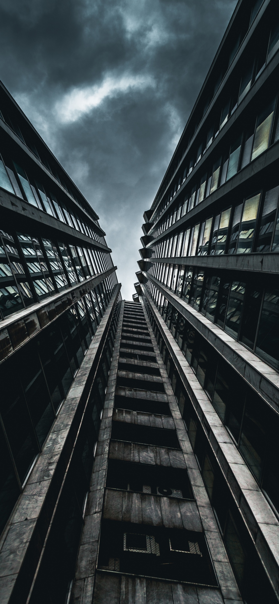 Foto en Escala de Grises Del Riel Del Tren. Wallpaper in 1125x2436 Resolution