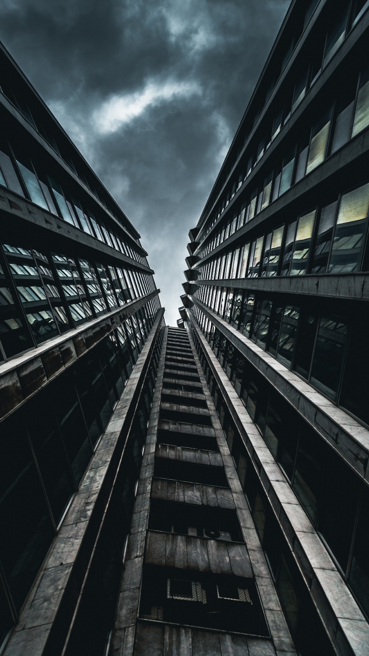 Foto en Escala de Grises Del Riel Del Tren. Wallpaper in 720x1280 Resolution