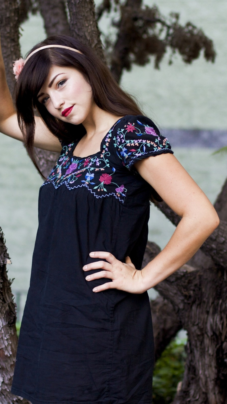 Schönheit, Baum, Modell, Schulter, Dame. Wallpaper in 750x1334 Resolution