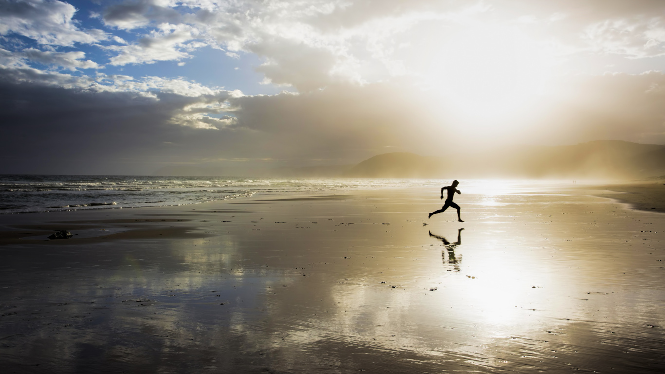 Personne Marchant Sur la Plage Pendant la Journée. Wallpaper in 1366x768 Resolution