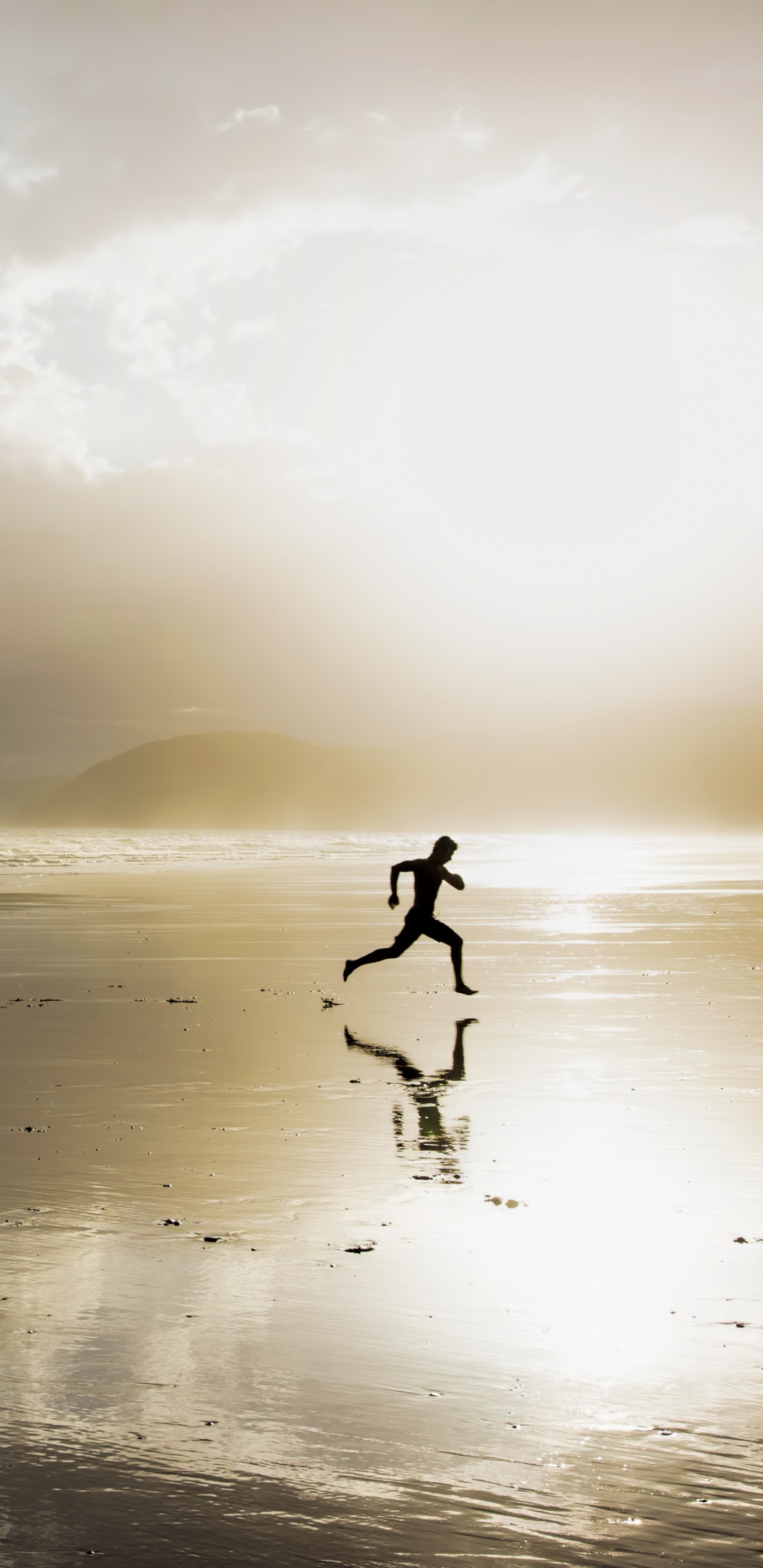Persona Caminando en la Playa Durante el Día. Wallpaper in 1440x2960 Resolution