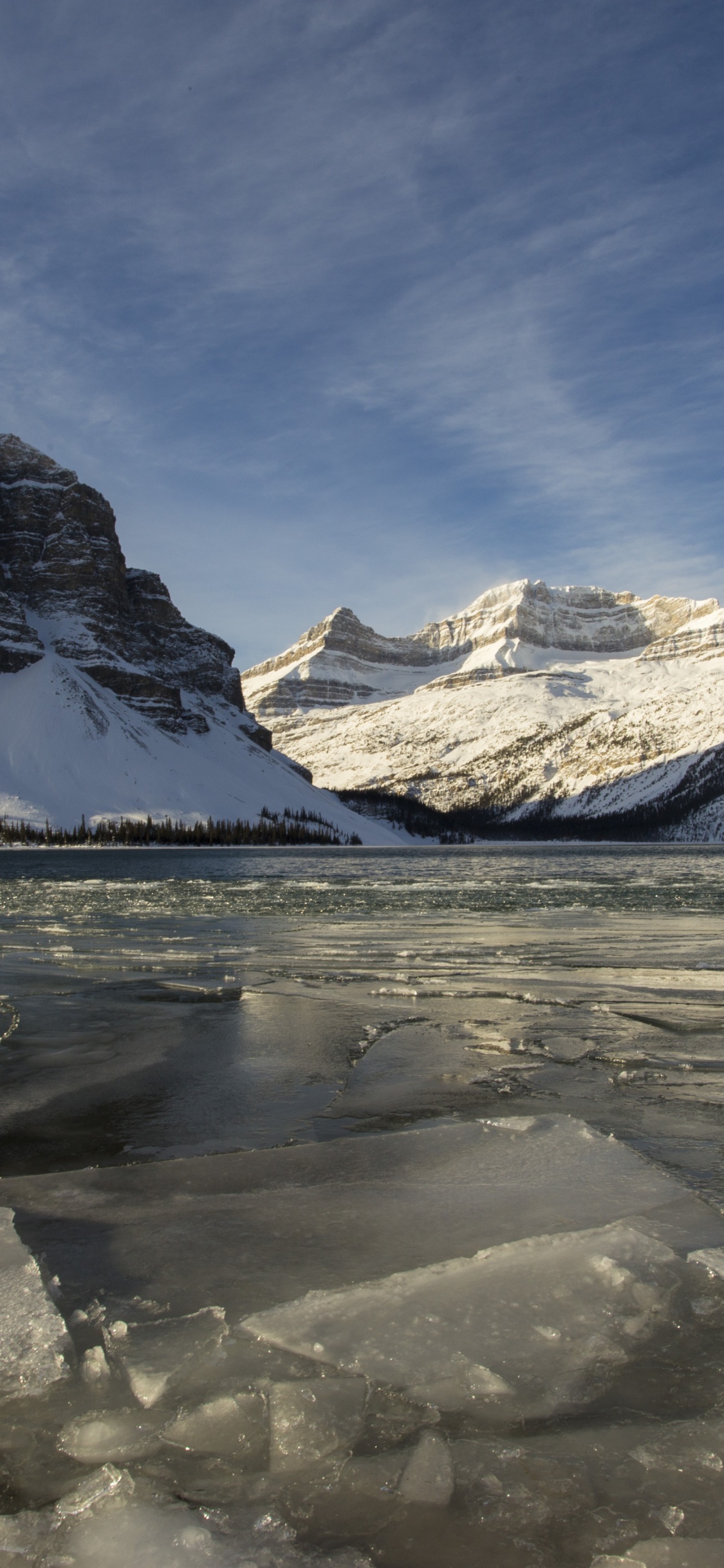 Schneebedeckter Berg Tagsüber. Wallpaper in 1125x2436 Resolution