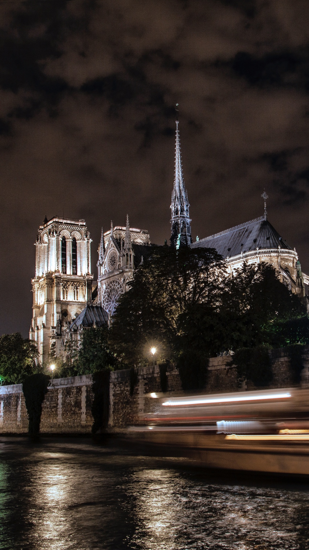Edificio de Hormigón Blanco y Marrón Cerca Del Cuerpo de Agua Durante la Noche. Wallpaper in 1080x1920 Resolution