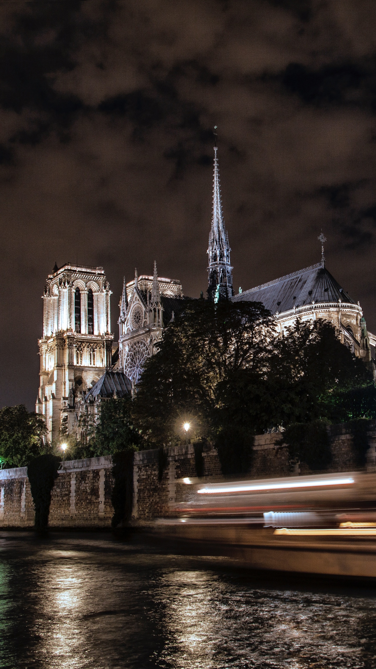 Edificio de Hormigón Blanco y Marrón Cerca Del Cuerpo de Agua Durante la Noche. Wallpaper in 1440x2560 Resolution