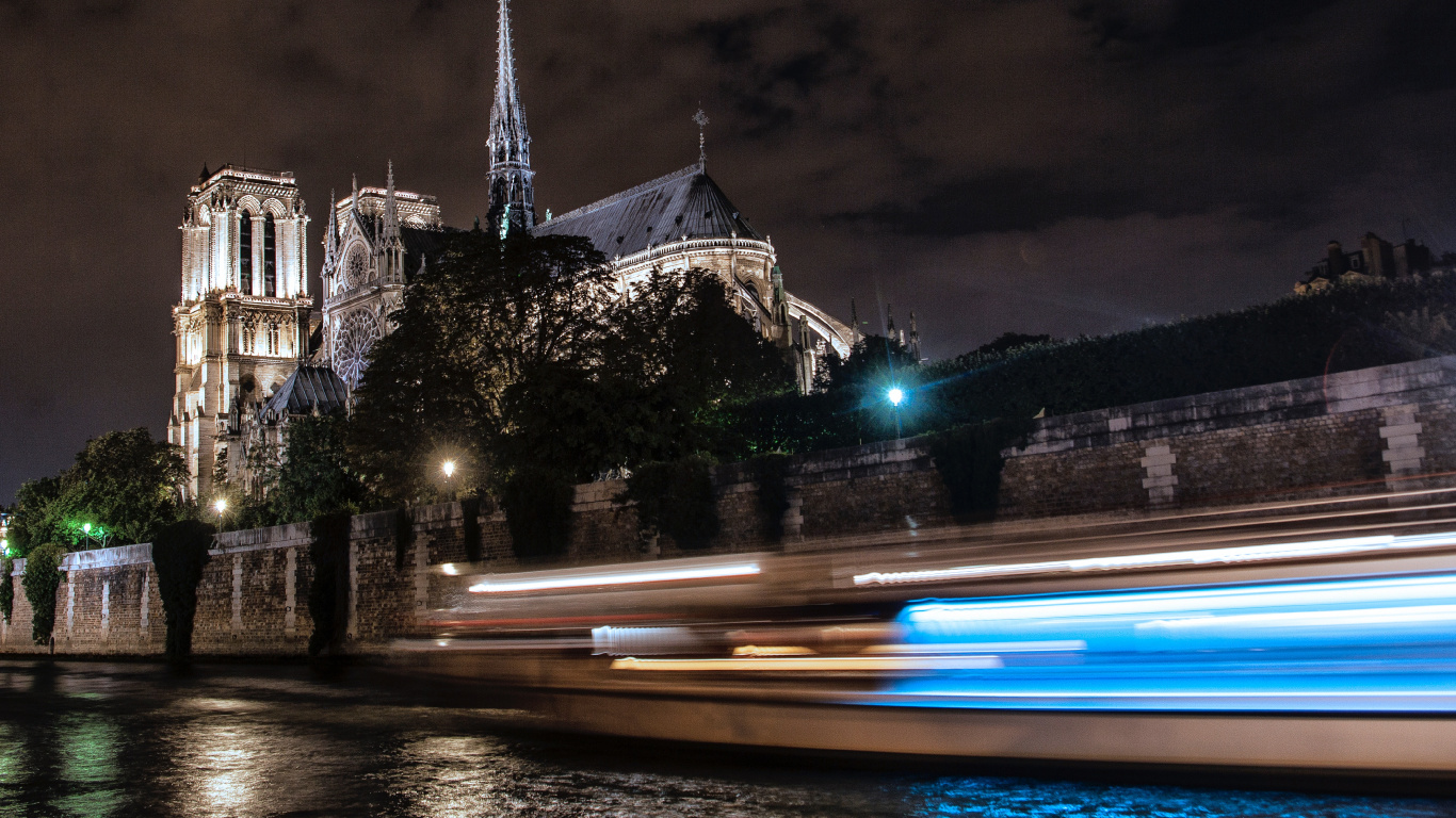 Bâtiment en Béton Blanc et Marron Près D'un Plan D'eau Pendant la Nuit. Wallpaper in 1366x768 Resolution