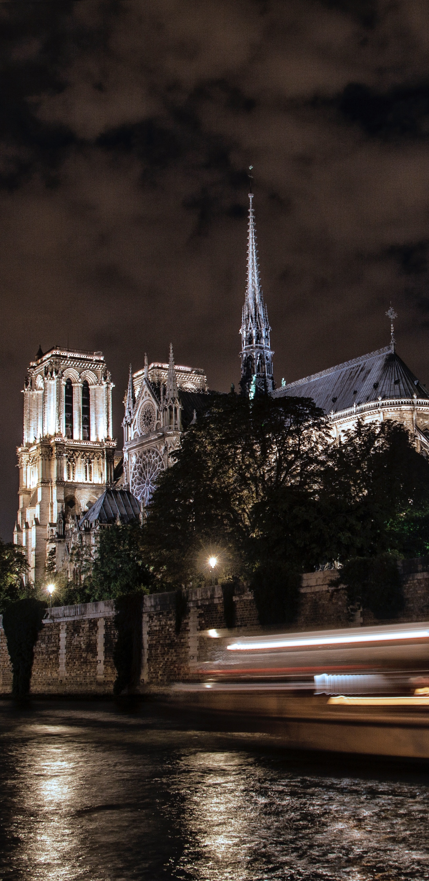 Bâtiment en Béton Blanc et Marron Près D'un Plan D'eau Pendant la Nuit. Wallpaper in 1440x2960 Resolution
