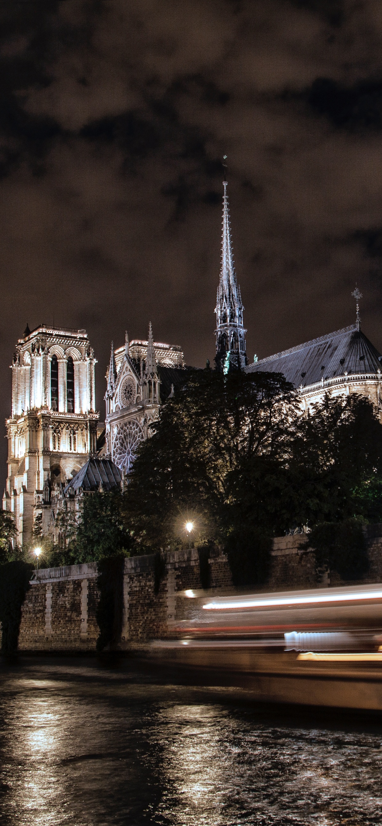 Weißes Und Braunes Betongebäude in Der Nähe Eines Gewässers Während Der Nacht. Wallpaper in 1242x2688 Resolution