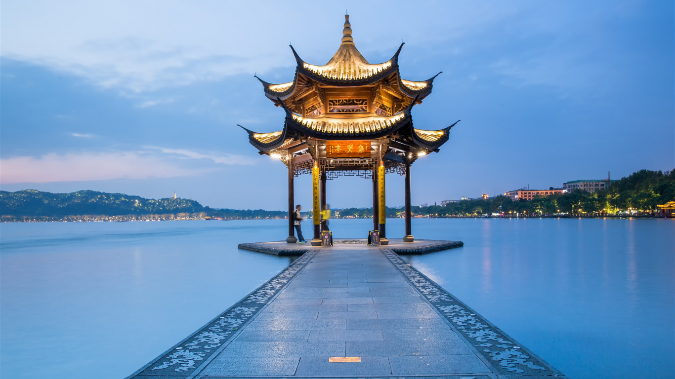 Brauner Holzpavillon Auf Blau-weißem Blumenteppich. Wallpaper in 1366x768 Resolution