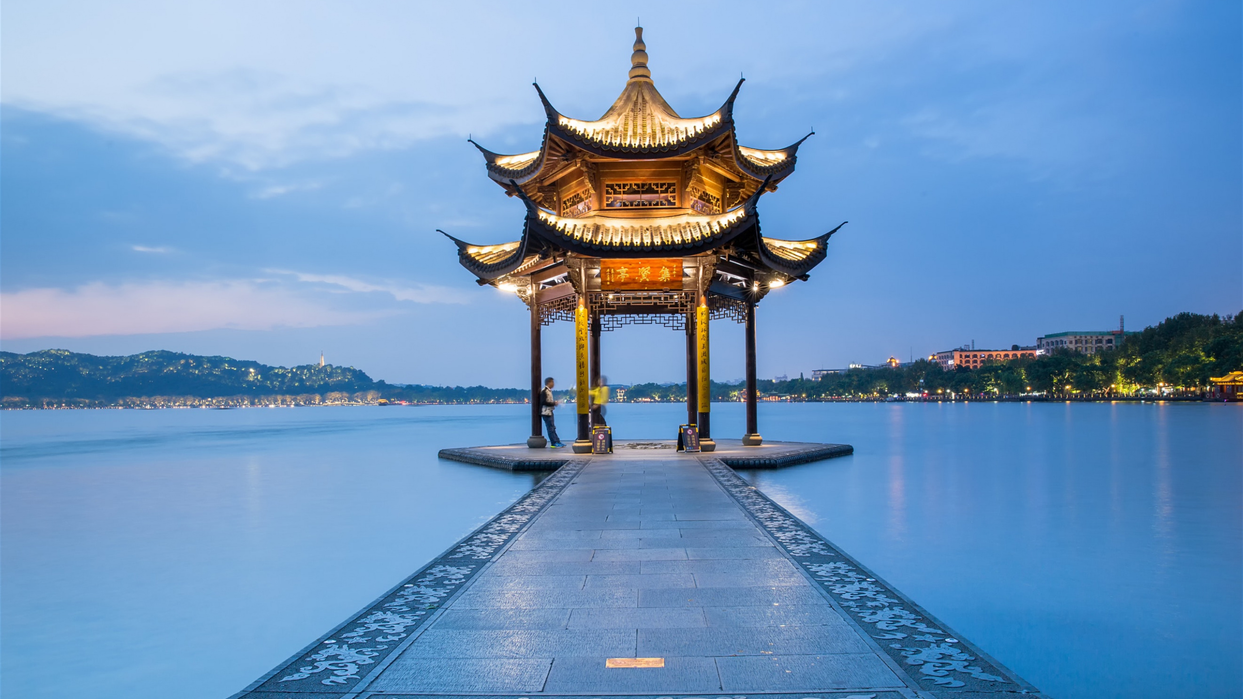 Cenador de Madera Marrón Sobre Alfombra Floral Azul y Blanca. Wallpaper in 2560x1440 Resolution