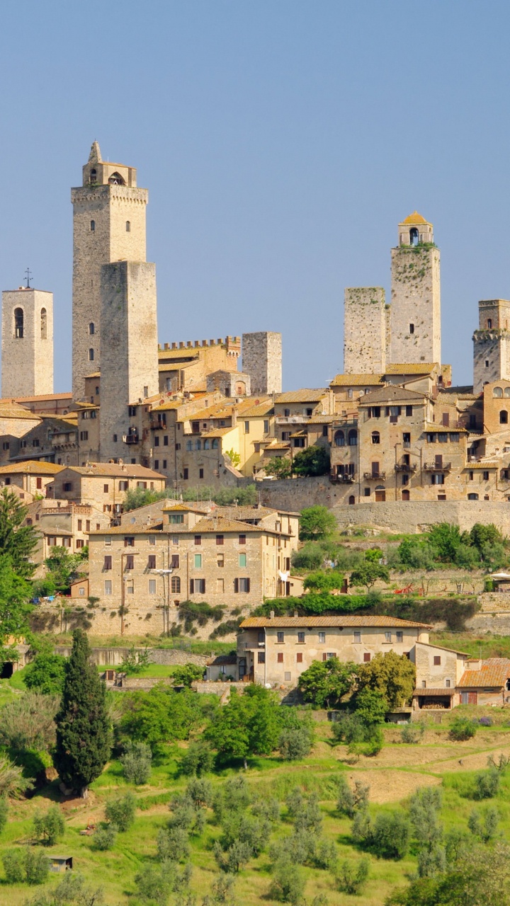 Edificio de Hormigón Marrón Cerca de Árboles Verdes Durante el Día. Wallpaper in 720x1280 Resolution