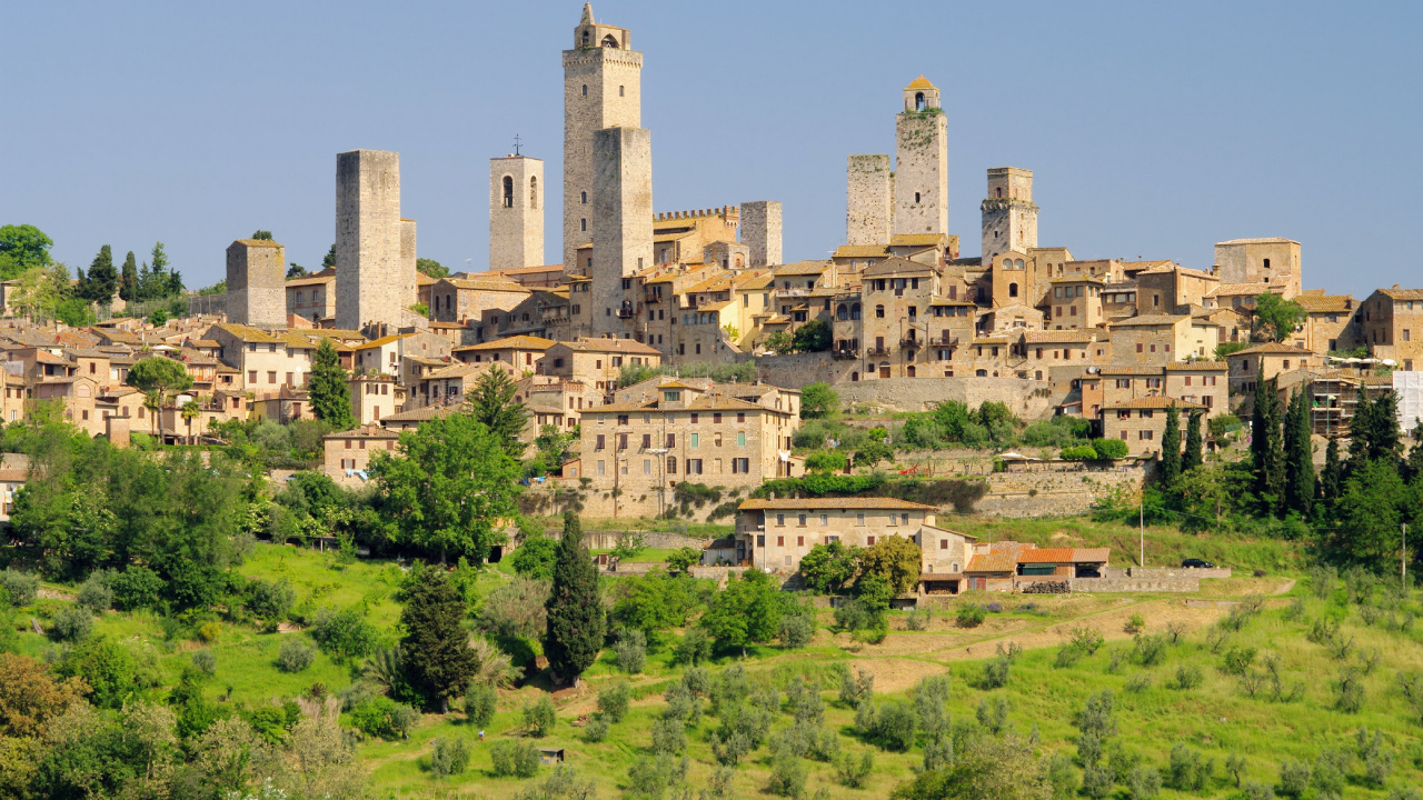 Brown Concrete Building Near Green Trees During Daytime. Wallpaper in 1280x720 Resolution